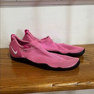 NIKE Girls Pink Aquasock 360 Water Shoes. Size 2Y